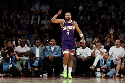 มันขึ้นอยู่กับคุณ! ดิลลอนทำสามพอยน์เตอร์ได้ 3 จาก 7 ลูกในครึ่งแรกและมีคะแนน 15 แต้ม