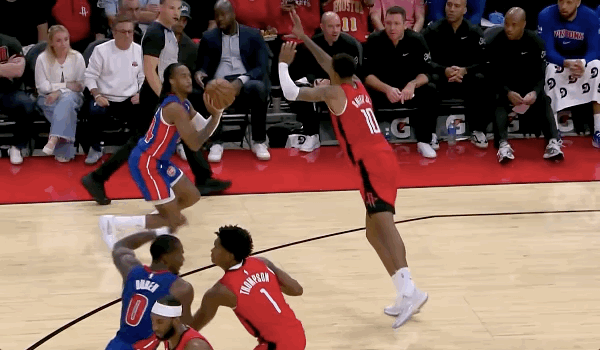 ดูเรนชกหน้าอาเมน ทอมป์สันด้วยศอกของเขา และถูกผิวปากเนื่องจากมีการละเมิดอย่างชัดแจ้งระดับสองและถูกดีดตัวออกมา