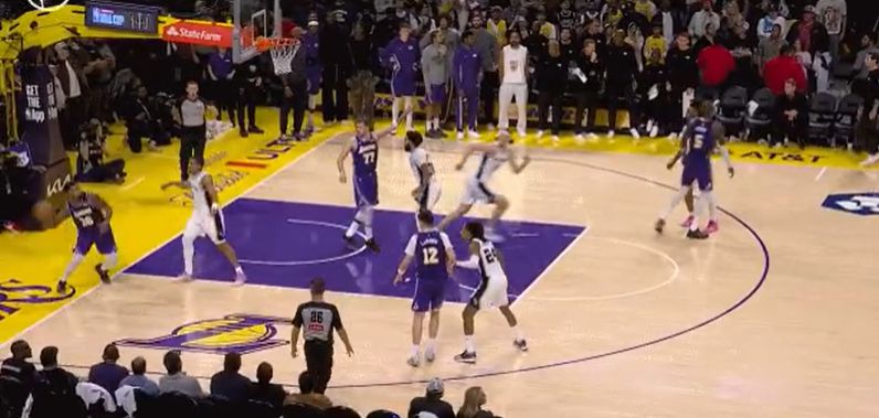 สมาร์ทเหยียบเส้นฟาวล์ให้สเปอร์สได้บอล ชัมปานีพลาดโยนโทษสองครั้งและสเปอร์สแพ้ 2 แต้ม