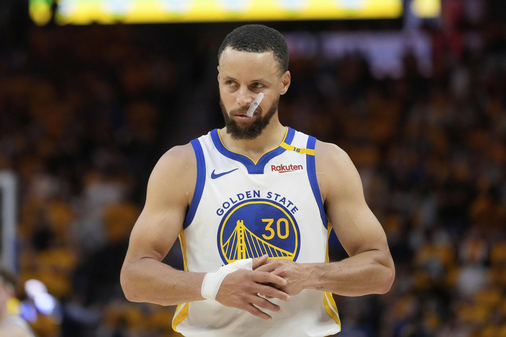 มันขึ้นอยู่กับคุณ! Curry ทำคะแนนได้ 10 แต้มจาก 2 จาก 3 สามพอยน์เตอร์ในควอเตอร์แรก ในขณะที่เพื่อนร่วมทีมที่เหลือทำ 0 จาก 9 สามพอยน์เตอร์