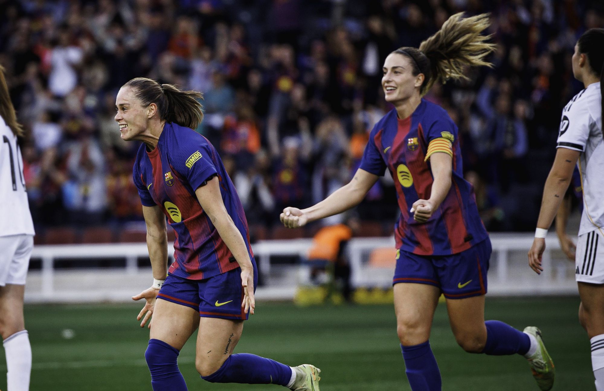 ทีมฟุตบอลหญิงบาร์เซโลนา เอาชนะทีมฟุตบอลหญิงเรอัล มาดริด 4-0, ปาซิเออร์ ยิงสองประตู และผู้เล่นสำรองของบอนมาติทำผลงานได้